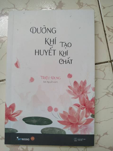 Sách rất hay, nội dung dễ hiểu, dễ đọc. Sách có kèm công thức bồi bổ khí huyết đặc biệt cho chị em phụ nữ trong thời kỳ dậy thì, mang thai, sau sinh và cách nuôi dưỡng khí huyết để trẻ, khoẻ lâu, ít bệnh. 

Ban đầu mình khá phân vân khi đặt mua vì không tìm được đánh giá nào nên chỉ mua 1 quyển, rõ ràng sách đáng đọc mọi người ạ. Mình sẽ đặt thêm quyển dưỡng gan còn lại của tác giả để về đọc tiếp. Nên mua cả 2 quyển nếu bạn là người quan tâm đến sức khoẻ của mình và người thân trong gia đình nhé!
