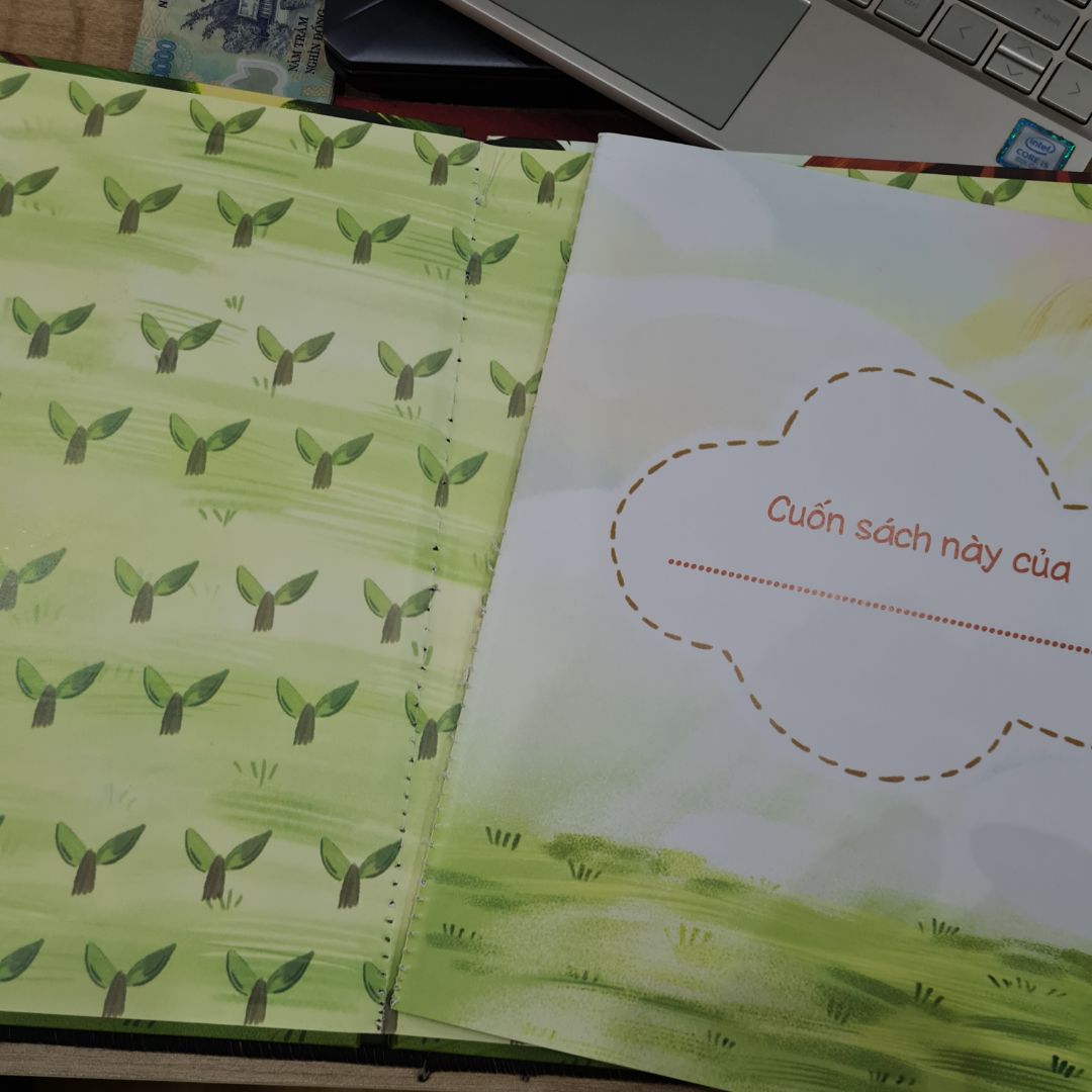 sách mới mua về bỏ ra rách tung luôn gáy sách như vậy...