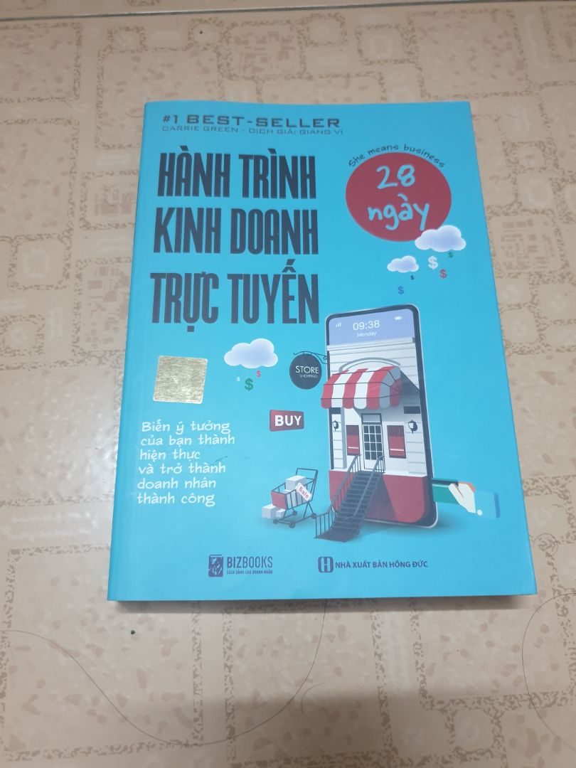 Mới nhận được sách mà thấy có vẻ đóng bị lỗi, gáy sách không vuông vắn, mở ra có cảm giác có thể bị đứt lìa mấy trang này. Không biết lỗi do đóng sách hay bị trong quá trình vận chuyển nữa. Chưa đọc nội dung mà thấy sách vậy hơi buồn.