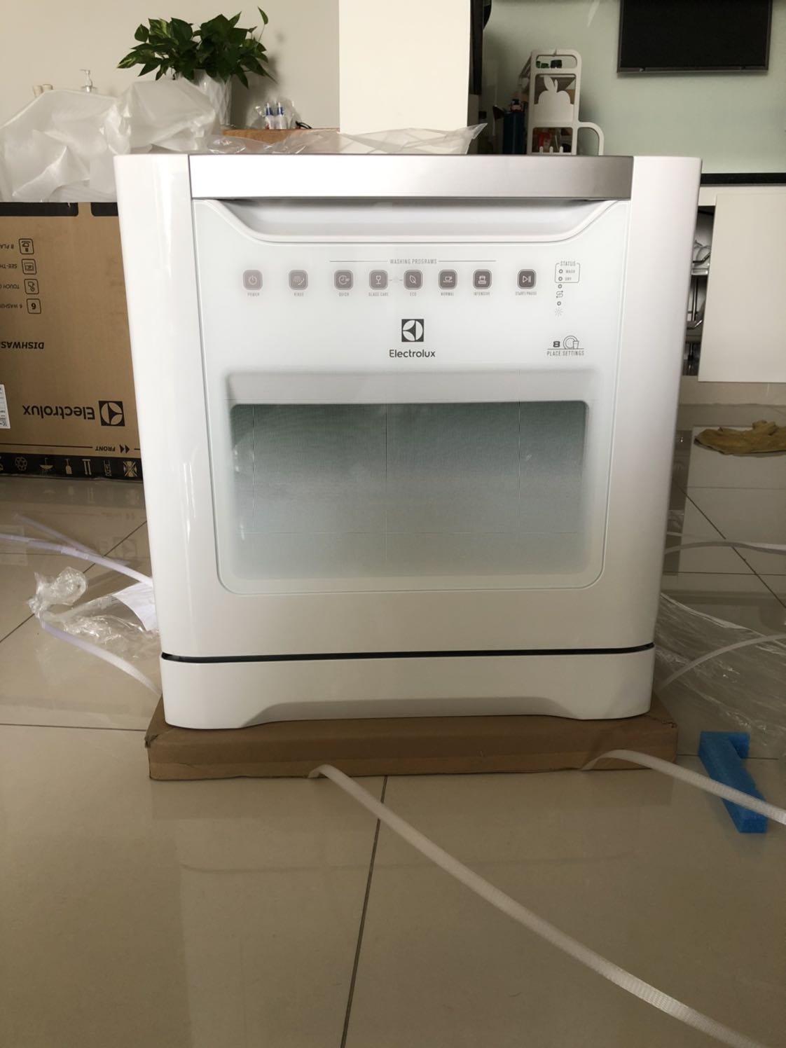 Rất đáng đầu tư. Nhận được hàng mới sản xuất tháng 2/2020. Nhìn rất đẹp. Đong gói kỹ càng và Tiki giao hàng rất nhanh, đặt thứ 6 theo lịch hẹn là giao thứ 2 nhưng thứ 7 đã giao hàng. Mình tự lắp đặt, vù dịch vụ lắp đặt gọi nhưng mình muốn khoan lỗ qua mặt bếp để luồn dây cấp và dây thoát xuống dưới thì bên lắp đặt nói không khoan, sợ vỡ mặt đá. Nên thôi tự khoan tự lắp. Để luồn chung 2 dây này xuống dưới( dây cấp ren 27mm và dây thoát nhét vừa đường ống 21mm) thì mình dùng mũi khoan đá khoét lỗ 55mm, hơi rộng chút cho thoải mái. 
Về cơ bản thì máy chạy tốt, rửa được cả nồi. Độ ồn thì chấp nhận được. Rửa nhanh thì không có chế độ sấy nên không ráo nước. Phải mở cửa để cho nước nóng bay hơi. Rửa normal thì sấy khô bong, có điều rửa lâu hơn và tốn nước hơn. 

Khay xếp thiết kế phù hợp rửa đĩa nhiều hơn là nồi và chén bát. 

Nói chung là thấy rất đáng để đầu tư.