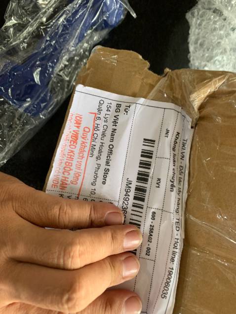 Giao hàng nhanh , cầm khá đầm tay ,mua cho con trai ,iem ấy đem ra cân thì mỗi tạ đúng 2kg được bọc bằng vỏ cao su nhưng ko kiểm tra được ko biết là lõi sắt hay là đúc bằng xi măng nữa