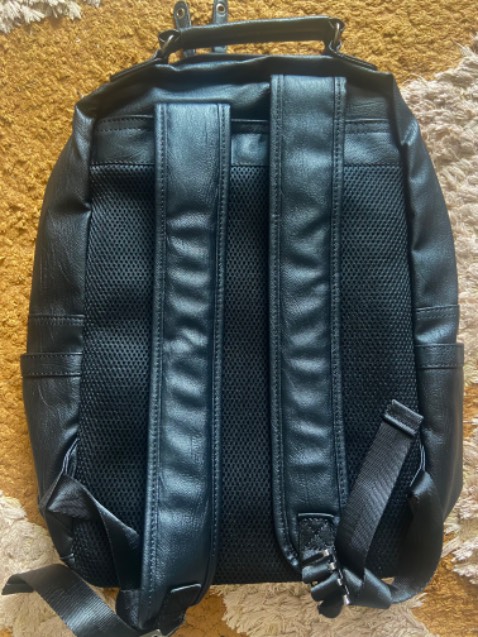 Ba lô này được làm bằng simili, không phải bằng da tự nhiên như shop giới thiệu. Các phụ kiện bằng kim loại không đạt chuẩn.