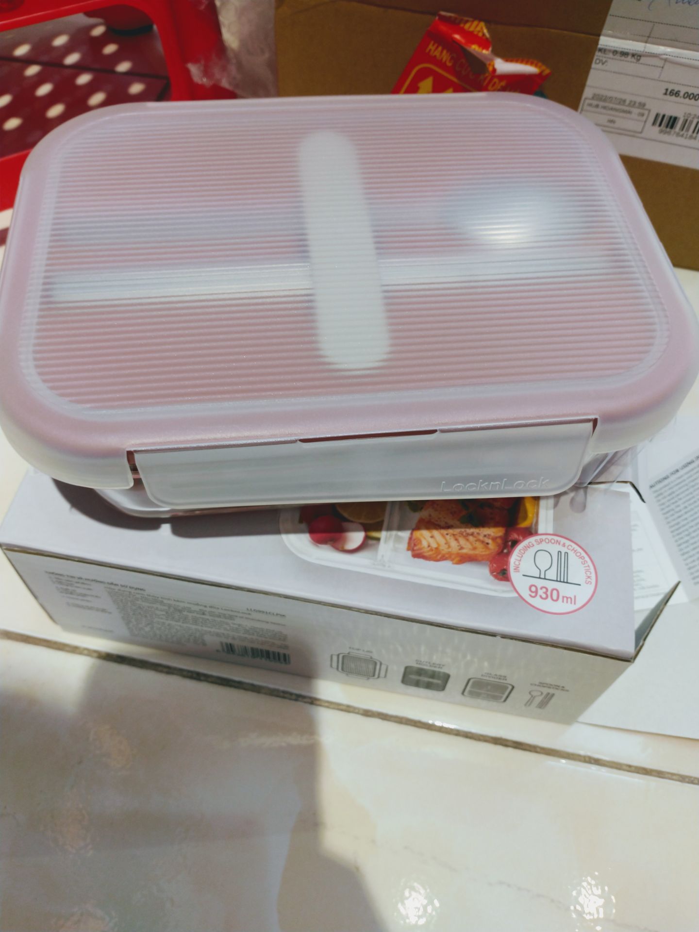 Woah đẹp thật sự, đẹp từ hộp đựng đến sản phẩm. Đũa thìa inox nhìn rất sang, thủy tinh dày nên hơi nặng. Hộp chắc chắn, mẫu mã đẹp, giá hợp lý. Bạn giao hàng thì luôn luôn thân thiện nha. Cảm ơn Tiki rất nhiều!.