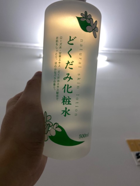 Toner dokudami dưỡng ẩm vừa phải, có cồn nha bù lại thấm nhanh, tuy nhiên mình hay xài bột diếp cá thì mùi của em toner này mình ngửi mãi kh nghe nổi mùi diếp cá kaka Chắc là chiết xuất diếp cá nên mùi nhẹ, Mình dùng đắp lotion mask dc hai ba hôm thấy da khá ẩm nói chung cho shop 5 sao đó hihi