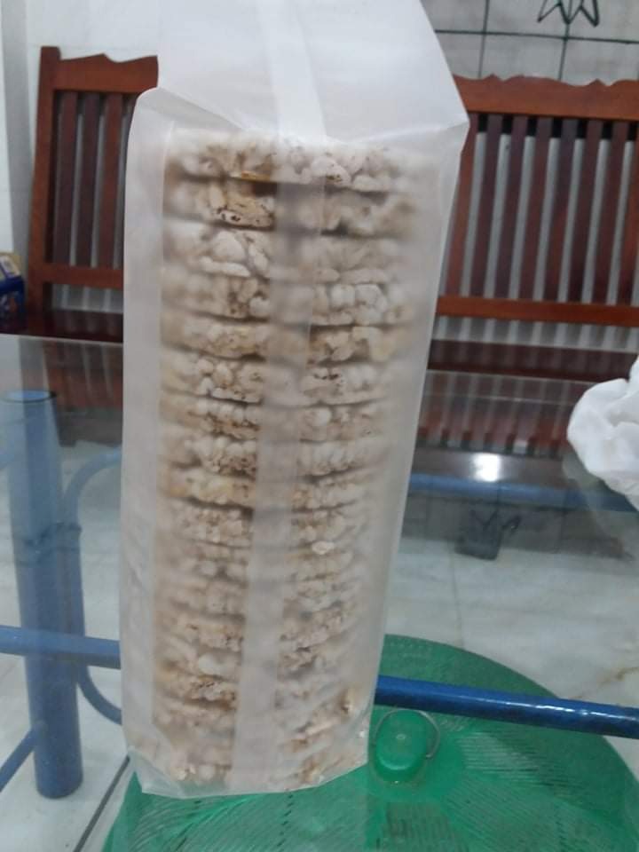 - Thực ra bảo bánh phù hợp với người ăn kiêng cũng ko hẳn, ngay cả khi bố mình là người ăn kiêng cũng bảo người ăn kiêng cũng không thích cái này, vì thực ra đã phải ăn kiêng thì xác định là ko thích, kiêng đường, kiêng mỡ, hay phải kiêng món ăn mình thích chẳng hạn. Dù vậy mình vẫn đánh giá món này dùng được, ăn giải trí khi đói, tránh gây ngán trước khi vào bữa.
- Về dịch vụ vận chuyển của tiki vẫn nhanh và tốt như hồi nào, 20 chuyến mình được nhận hàng thì chỉ có một chuyến trễ thôi, và lần này cũng thế, thật sự hài lòng.
- Bạn nào mua về cho bố mẹ ăn thì cân nhắc nhé, vì nó nhạt lắm đấy, tôi cũng chưa ăn thử, nếu phải đánh giá thì có lẽ nên nói là "ăn thấy thú vị mà thôi"