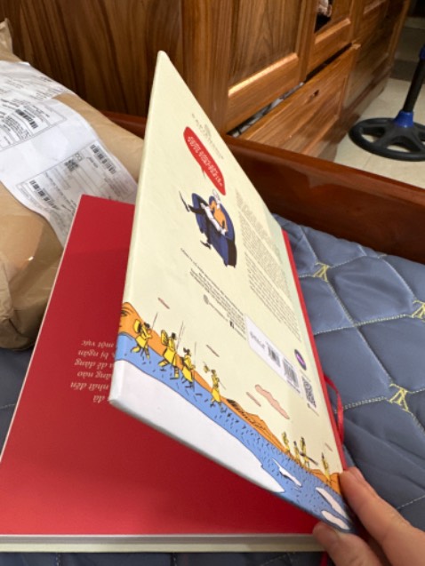 Đóng gói kĩ càng, cẩn thận, sách đẹp. Nhưng quyên tập 1 nó bị nhà sản xuất đóng ngược bìa. Mình phải lộn ngược sách để đọc