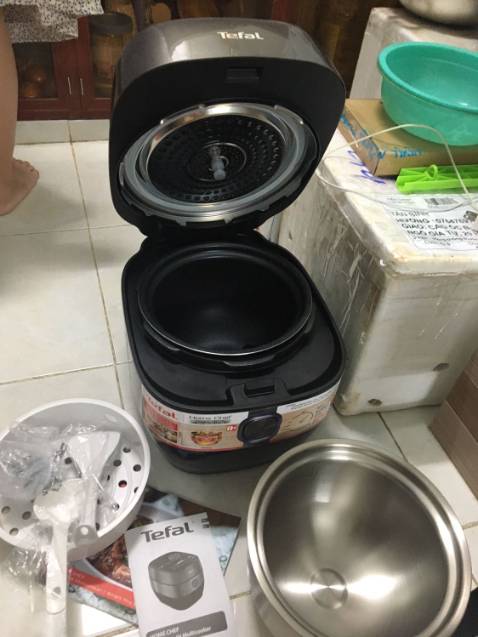 Mua hôm sale giảm còn 4,3 triệu . Mình ngắm cái này vì có chức năng xả áp suất tự động cho an toàn, không phải ấn xả như các nồi khác, tiền nào của đó. Mới nấu thử cơm chiên trứng thấy oki, thấy nồi to vậy chứ nấu nướng đa năng, gọn gàng hơn. Nồi có 2 cái ruột nồi 1 cái mình nấu cơm, một cái mình nấu thức ăn khá tiện. Mà cho hỏi làm sao để kích hoạt bảo hành. Mình không thấy có phiếu bảo hành đi kèm. Tiki và Tefal vui lòng hỗ trợ kích hoạt bảo hành giúp mình.