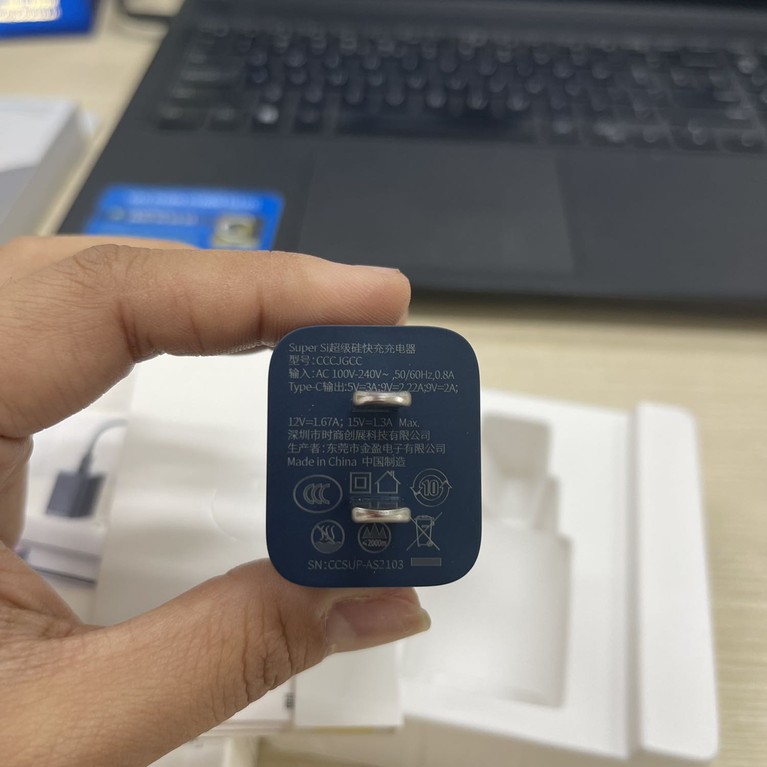 Đóng gói cẩn thận. Giao hàng nhanh. Sạc nhìn chắc chắn. Chưa dùng thử nên chưa biết sao.