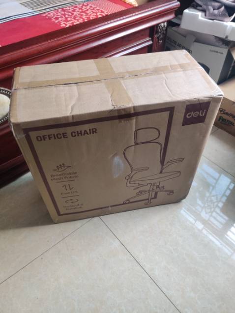 Đóng gói cẩn thận, thời gian giao hàng đúng lịch chỉ mất 2 ngày từ ngày đặt hàng. 
Ghế ngồi êm, chắc chắn, đệm yên ghế dày, bánh xe lăn trơn, mượt không phát ra tiếng
Lưng ghế là cố định, nhưng ghế có cơ chế ngả đàn hồi nên ngồi khá cảm giác khá thoải mái không bị cứng
Lưng ghế bằng lưới ngồi ôm sát người theo đúng sống lưng cảm giác rất thích, phần lưng dưới được đỡ, cảm thấy ngồi đỡ mỏi lưng hẳn 
Nhựa ABS của ghế nhìn chất lượng hoàn thiện là chưa cao, nhưng điều đó không phải giá trị cốt lõi của chiếc ghế và trong tầm giá này như vậy là chấp nhận được
Lắp đặt khá dễ dàng, bộ dụng cụ cực kì đầy đủ, không chỉ có vít còn kèm theo cả đồ để vặn vít, trong bộ mình còn bị thừa ốc vít, 10 đ
Nhìn chung mình rất hài lòng về chiếc ghế trong tầm giá này, đáng đồng tiền khuyên mua