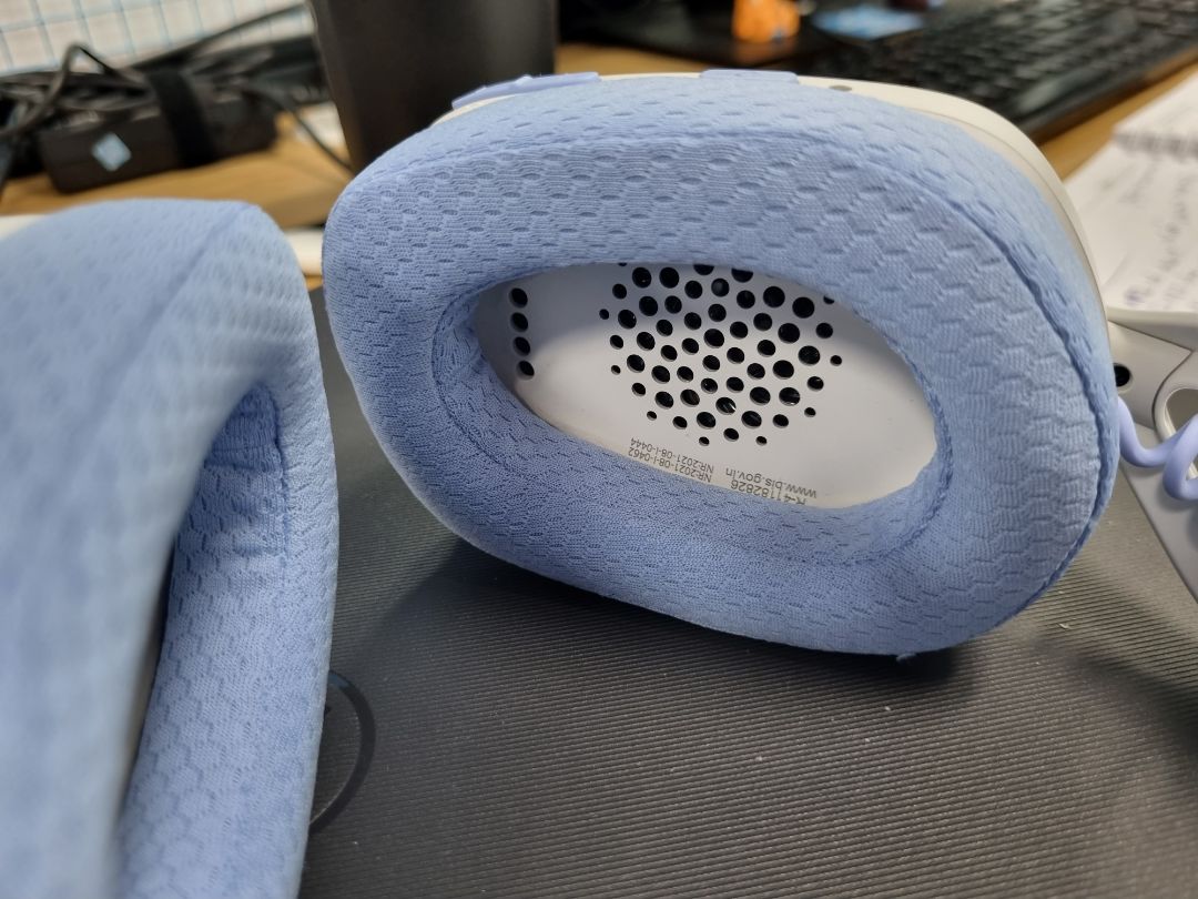 giao nhanh, nghe ổn, tai nghe rất nhẹ, do nhẹ quá nên cảm giác như ọp ẹp nhưng khá chắc chắn. nghe hay, có chống ồn, ôm hết tai nên không có csmr giác đau. dây sạc pin dài nên rất tiện khi vừa hết pin mà vẫn muốn làm việc. good