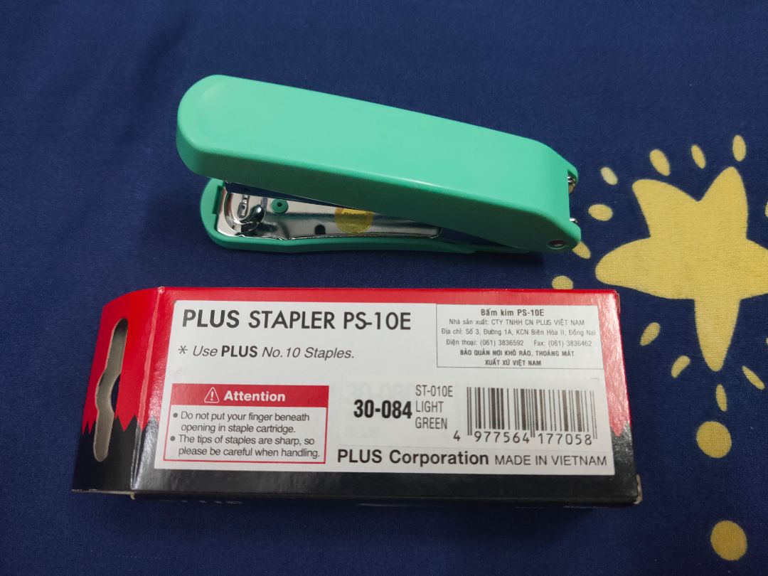 Sản phẩm của Nhật, cầm bấm khá êm tay. Trong hộp có hướng dẫn phân biệt hàng thật hàng giả. 
Shop nên có thêm hình ảnh hay video clip vì mình không biết cách bỏ kim bấm nhiều gấp đôi là như thế nào.