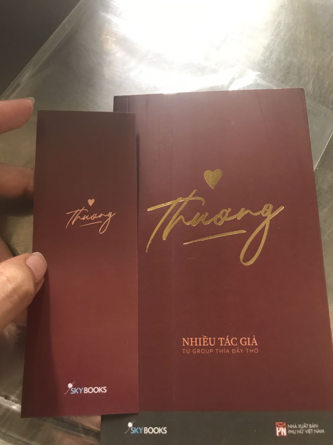 Tiki đóng gói tốt lắm nhé. Bỏ vô hộp giấy giữ cho sách ko bị hư hỏng. Sách còn mới hoàn toàn luôn. Được tặng kèm bookmark. Về nội dung thì đây là một tập thơ. Thương ở đây chủ yếu về tình cảm lứa đôi. Những bạn nào có tâm hồn mong manh và sống nội tâm thì đây là một quyển thơ đáng để chiêm nghiệm