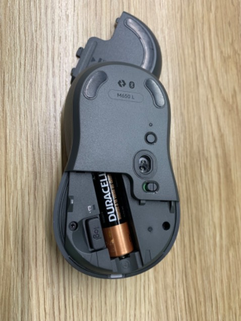 Chuột dành cho người cao 1m7 trở lên. Cầm vừa tay, cảm giác nhựa rất tốt, ngoại hình thực tế đẹp hơn hình trên trang chủ. Có Bluetooth tiện lợi, tải Logi Options+ để kích hoạt tính năng cuộn mượt smartwheel.