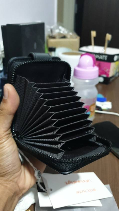 Ví để thẻ rất tiện lợi, nhỏ gọn dễ mang đi. Để túi quần hay ví mình thấy đều tiện nhé. Đường may chắc chắn không thấy chỉ thừa. Mua liều nhưng so với giá chất lượng ổn áp quá. Màu sắc cũng đẹp nữa. Lần sau sẽ ủng hộ shop. 💯