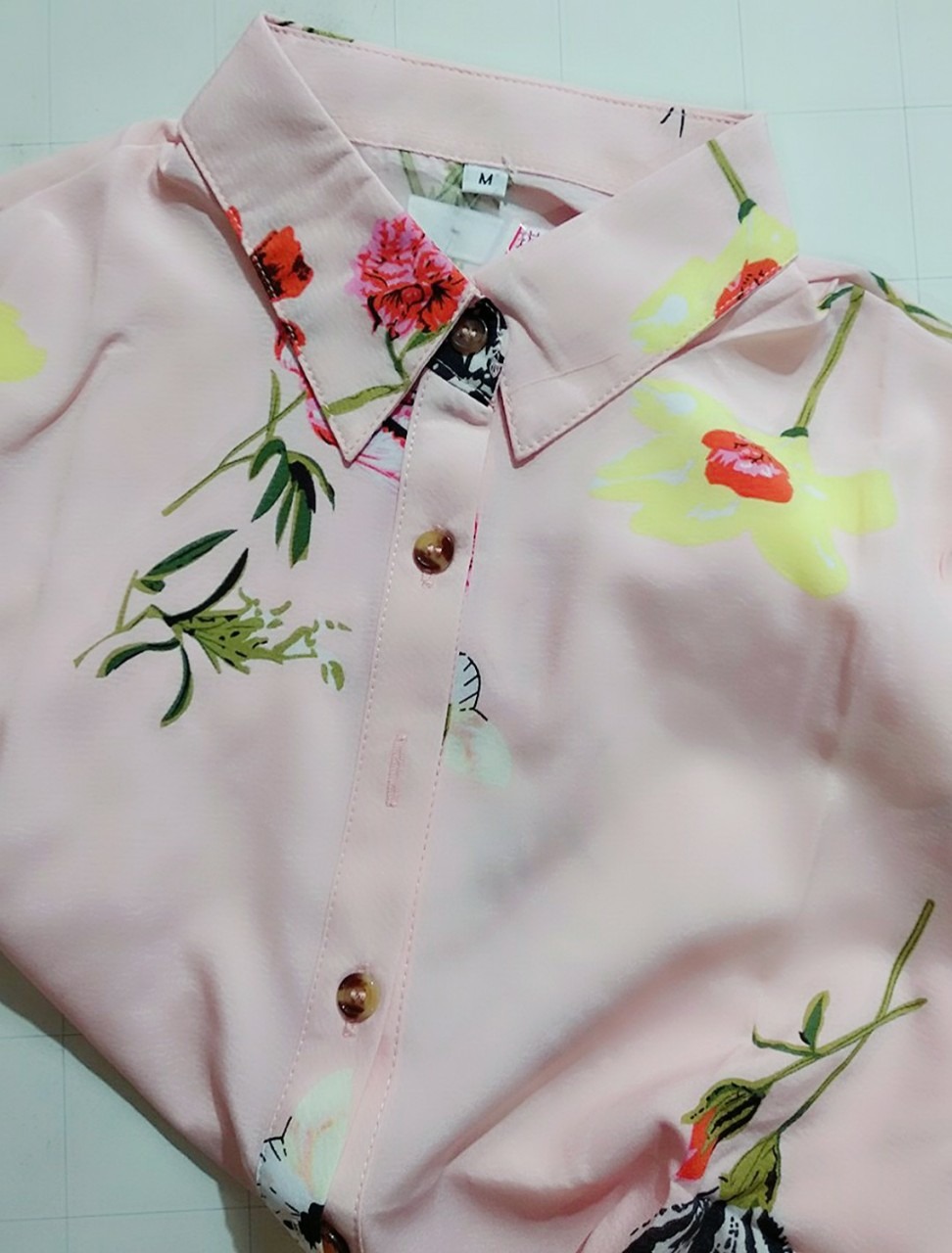 Em mới nhận hàng chiều nay, có một vài nhận xét như sau: Vải đẹp, màu sắc y hình, size áo thì chọn như shop mô tả nên vừa khít luôn. Phom áo nhỏ đó, nên phải lưu ý như kích thước shop đề ra thì mới vừa. Cơ quan mình làm toàn mặc sơ mi không à, nên gặp mẫu này thì ưng ý quá, mình sẽ mua thêm 2 màu xanh và trắng nữa để thay đổi. Nói chung áo sơ mi tầm giá này  mà chất được như vậy là quá tốt rồi.