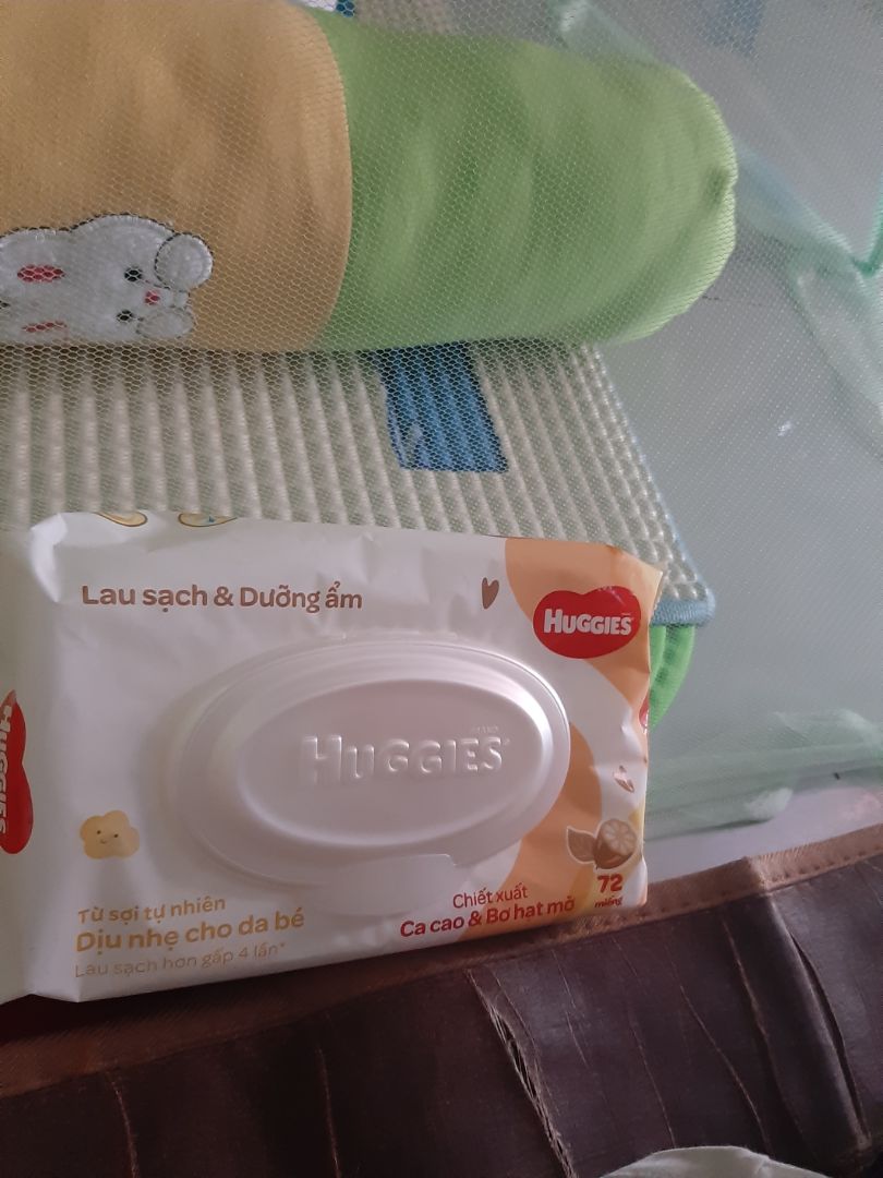 xịn xò.. mới xài lần đầu nhưng đã thấy thích.  có bị kích ứng da e bé ko thì chưa biết. nhưng vì là sp của huggies nên cũng yên tâm . vì cũng xài tã của huggies.