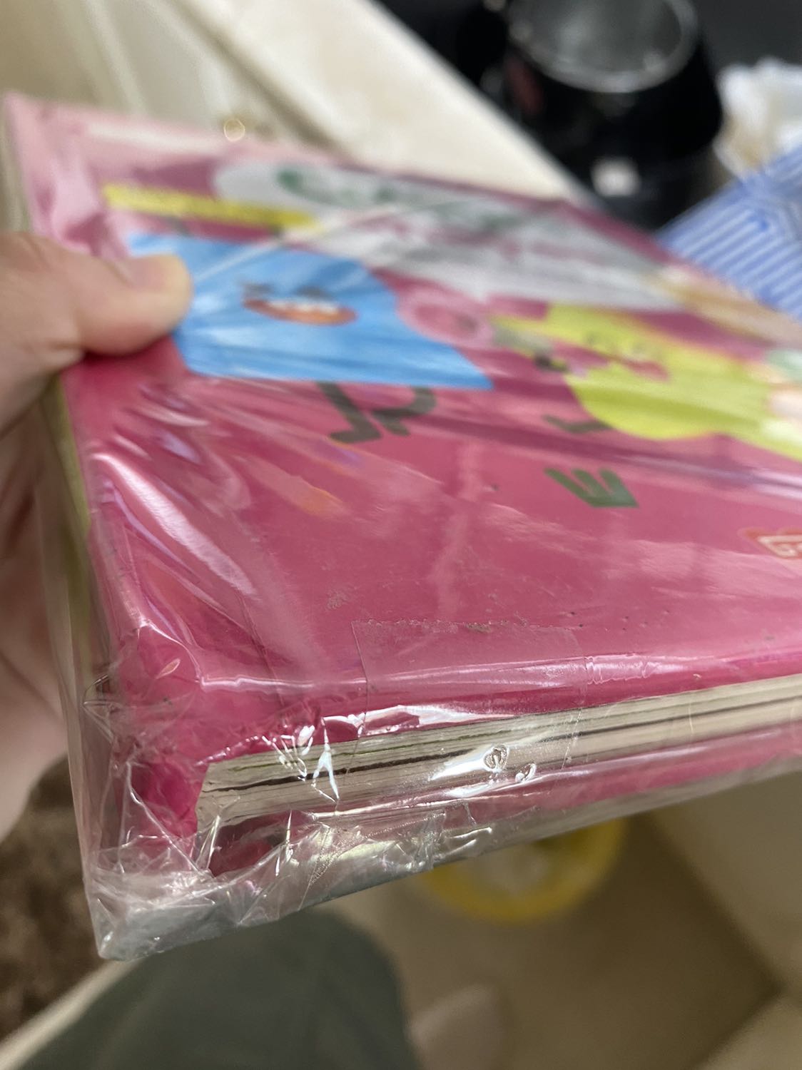 Dạo này sách Tiki giao cũ, gãy sách nhiều quá. 
Mình mua lần nào cũng bị nhưng thường xuyên quá phải đánh giá momg Tiki cải thiện lại chất lượng.