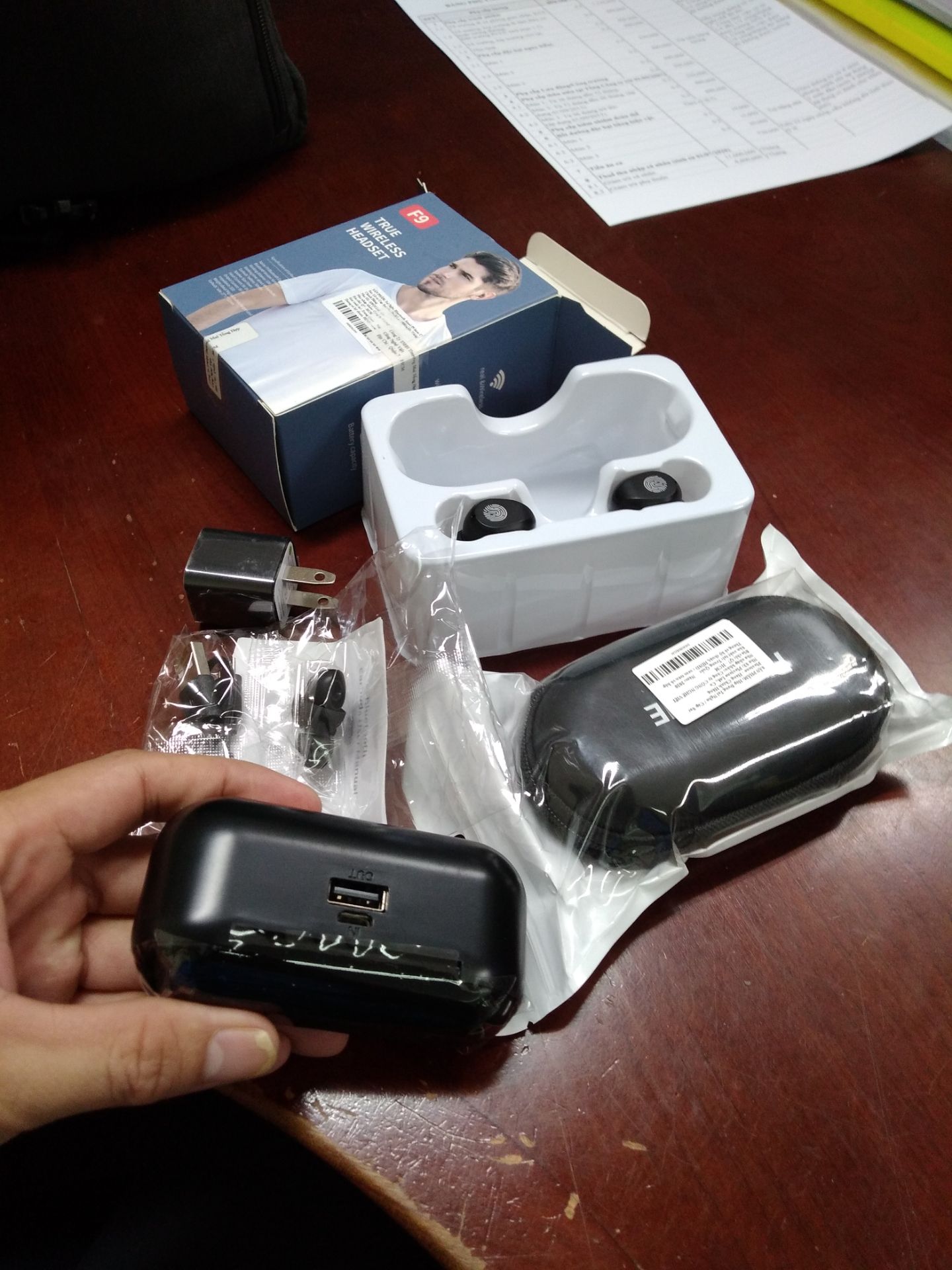 Shop và tiki giao hàng nhanh, sản phẩm chỉ mức bình thường. Thông tin miêu tả trên tiki ko đúng thực tế. Cụ thể: Trong User Manual không tìm thấy thông tin dock sạc là 3500mah, thậm chí không biết cụ thể là bao nhiêu mah luôn và chân sạc chỉ có 2 chân nam châm chứ không phải là 4 chân như đã miêu tả. Các bạn lưu ý tai nghe này chỉ đàm thoại 1 bên thôi.