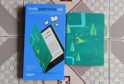 Shop đóng gói và gửi hàng nhanh. Đặt chiều hôm trước, sáng hôm sau đã nhận được. Máy đọc sách Kindle paperwhite 5 bản kid nên có 1 năm tài khoản truy nhập miễn phí kho sách và audible của Amazon kids, được kích hoạt ngay sau khi đăng nhập. Theo thông tin thì bản kid giống hệt bản cơ bản nhưng có thêm tài khoản truy cập kho Amazon kids 1 năm, có thêm Cover chính hãng cùng với 2 năm bảo hành của hãng. Cover chính hãng đã đóng sẵn cùng máy để trong hộp còn nguyên seal. Cả máy và cover hơn 300 g nên cầm khá nặng tay. Cover nhẵn nên tay có mồ hôi sẽ cảm giác hơi trơn. Mặc dù chỉ lớn hơn bản trước 0.8 inch, màn hình 6.8 inch cảm giác lớn hơn màn hình 6 inch nhiều. Máy đã hỗ trợ đọc file epub. Hy vọng chính sách bảo hành và hậu mãi của shop tốt.