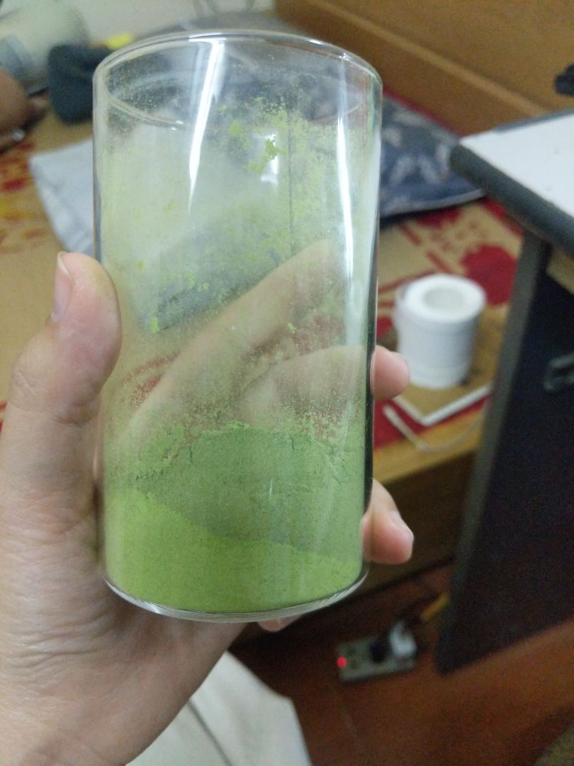 cảm giác hơi hoang mang không biết phải hàng chuẩn không. màu xanh nhạt ở dưới là trước mình mua *** 120g, xanh tươi hơn, mịn hơn, thơm mùi cần tây. màu xanh đậm là mình mua loại túi zip 50g, bột thô, màu tối, mùi khác. Trước đó mình mua loại hộp chia gói 3g rồi, màu cũng xanh tươi, trong hộp đó có phiếu giới thiệu sản phẩm có gói 50g nên mình mới tin tưởng mua. giờ về thấy hơi kỳ