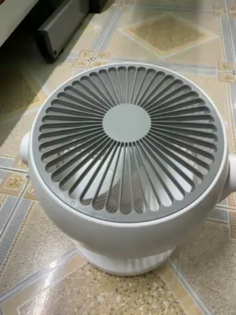 Dây cáp đầu cắm hơi cũ, sản phẩm không đúng. Quạt này là của hãng Xiaoda không phải Xiaomi. Tên sản phẩm gây cho khách hàng hiểu nhầm