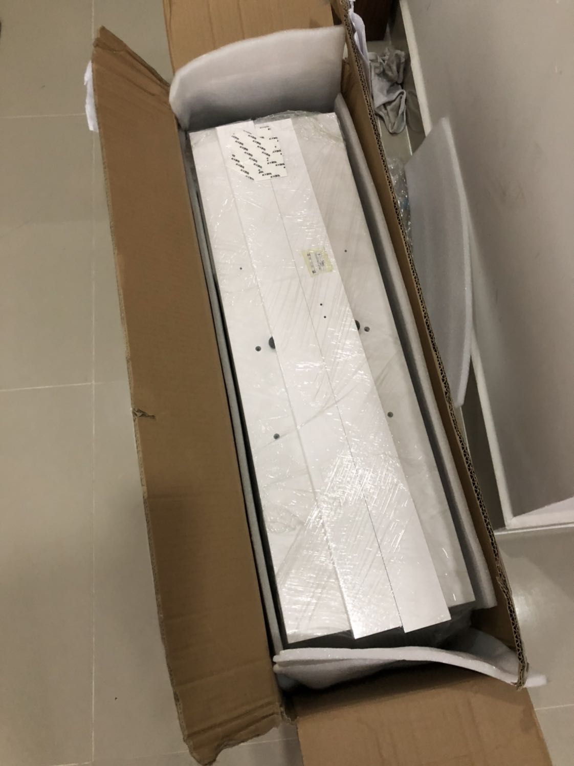 Sp giống mô tả. Đẹp và chắc chắn. Đầy đủ phụ kiện. Nhưng có vài lỗ khoan chưa chính xác. Một tấm dọc không có 2 nút kê chân, nên phải chêm bằng cái khác để không bị vênh