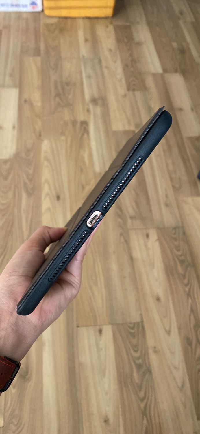 Case ôm khít, vừa vặn với máy. Vỏ case khá chắc chắn, tương xứng với giá tiền. Shop đóng gói rất cẩn thận. Case ôm khít, vừa vặn với máy. Vỏ case khá chắc chắn, tương xứng với giá tiền. Shop đóng gói rất cẩn thận.