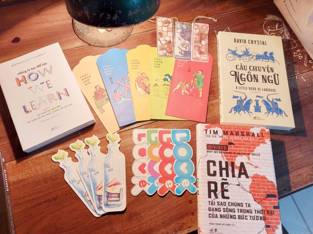 Mình mua cuốn Tù nhân địa lý xong mê quá nên lại rình dọn kho để múc cuốn này nữa cho đủ bộ. Sách hay về chủ đề địa chính trị nhé, mọi người nên mua ạ. Đơn trên 300k nên đc tặng nhiều quà đẹp ghê 😘 ưng bộ bookmark lắm 😍