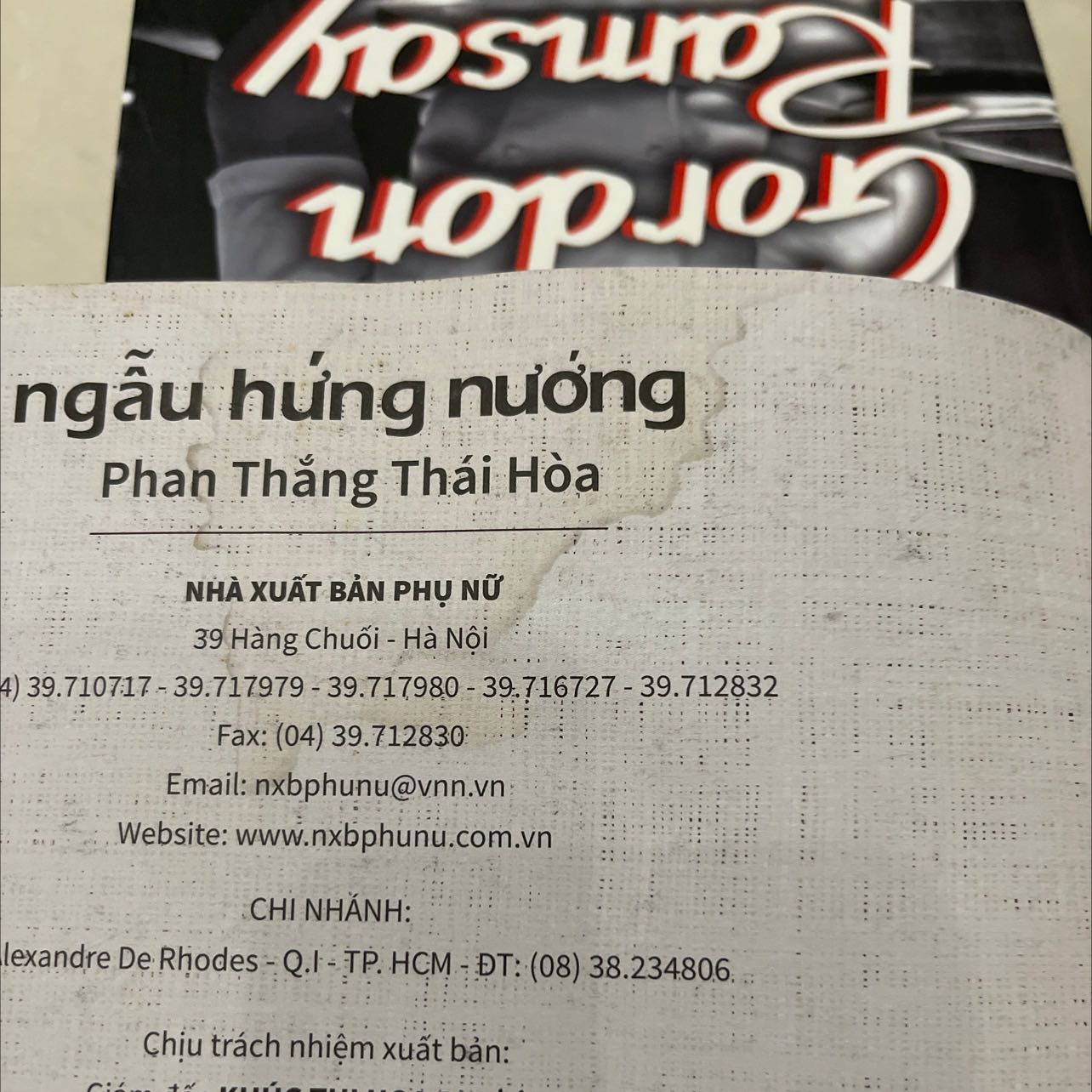 Nội dung đặc sắc . Nhưng sách bị ướt