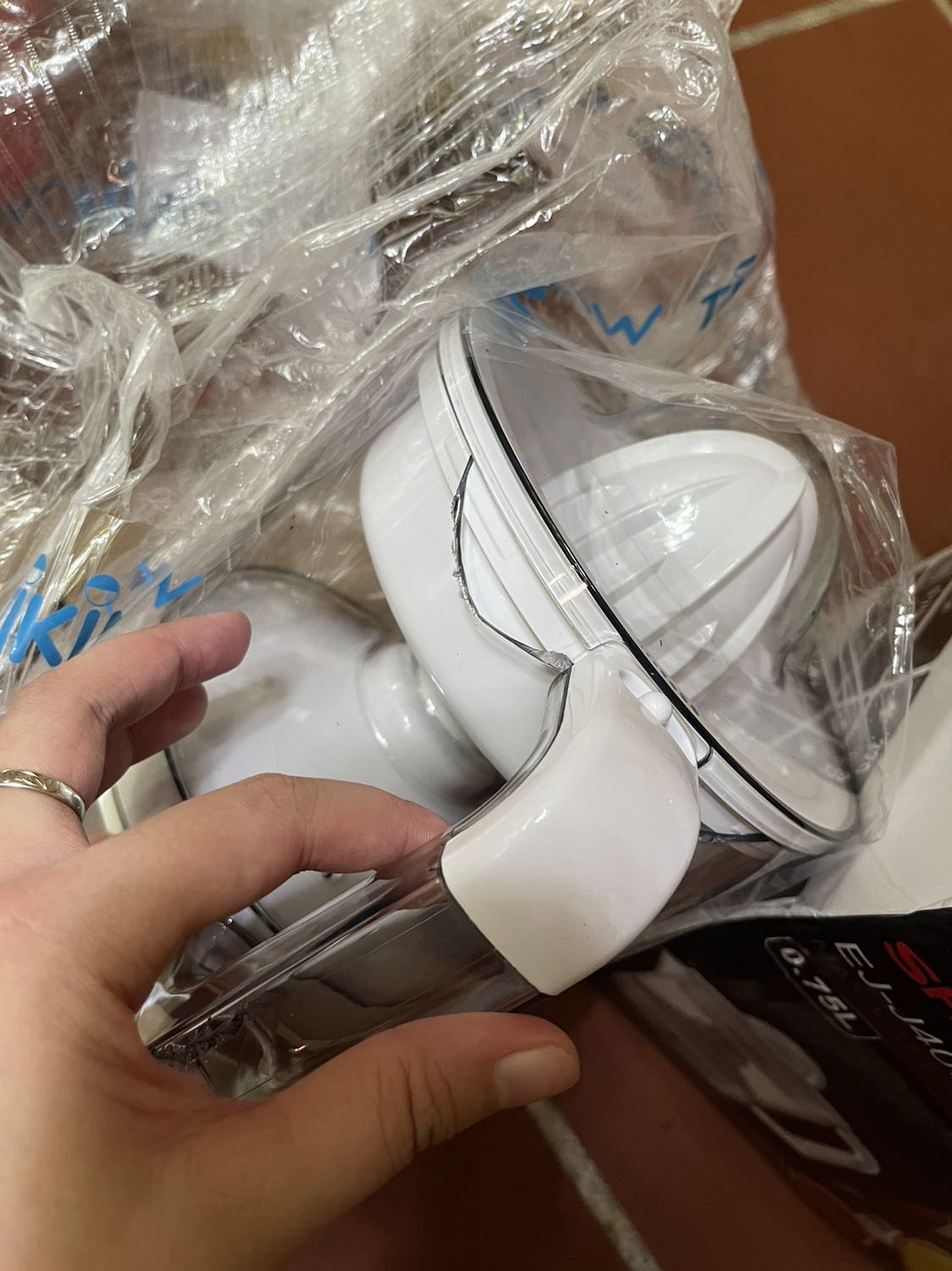 Hàng đóng gói không cẩn thận, sản phẩm bị vỡ