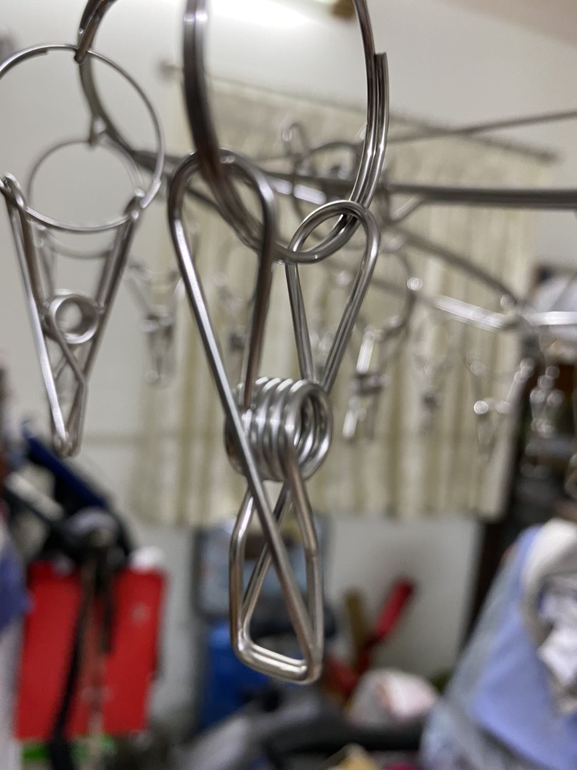 Sản phẩm chắc chắn, đẹp; sẽ không bị dòn như nhựa. Kẹp chắc nhưng bảo đảm không trầy xước.