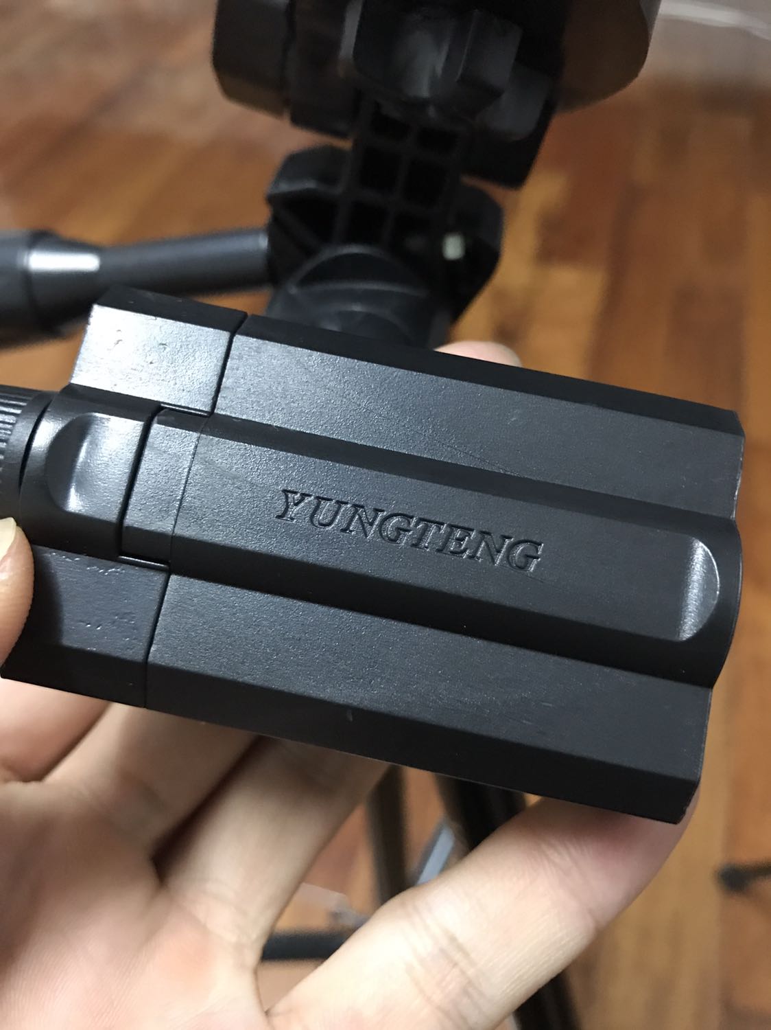 Anh em đừng mua bên này nhé. Treo đầu dê bán thịt ***. Đây là hàng fake yungteng chứ không phải yunteng nhé. May mà tôi cũng có cái chân máy chính hãng để so sánh. Không hiểu sao tiki lại cho gian hàng bán đồ fake như vậy?? Mất thời gian quá. Fake fake fake