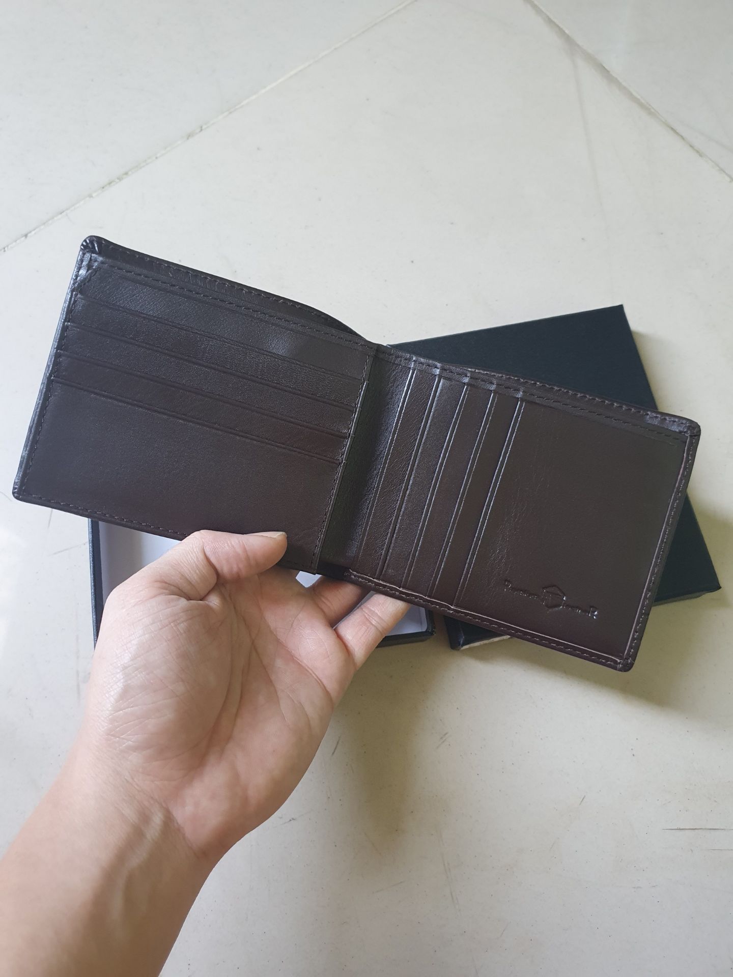 10 sao chất lượng, mẫu mã đẹp. Được cái ví nhiều ngăn thẻ, thích hợp những người như mình. Chất da ok