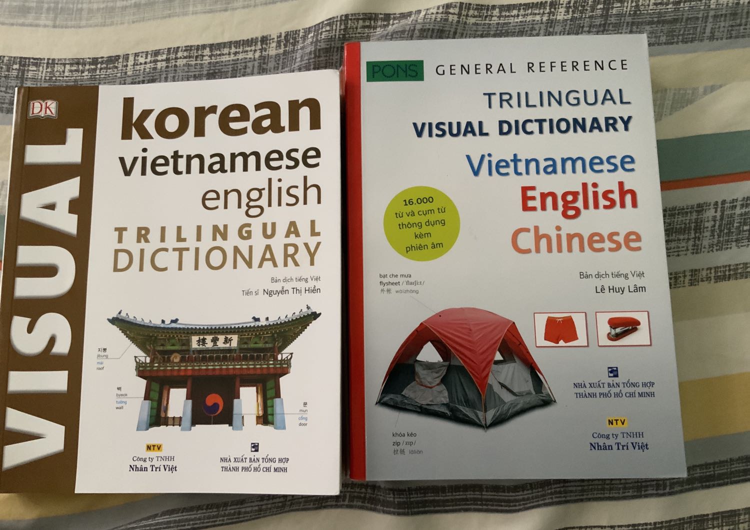 Hình ảnh in đẹp đầy đủ , không kèm CD cho app nhưng là app của phiên bản mới ( bên phải ) . Rất hối hận khi mua Hình ảnh in đẹp đầy đủ , không kèm CD cho app nhưng là app của phiên bản mới ( bên phải ) . Rất hối hận khi mua