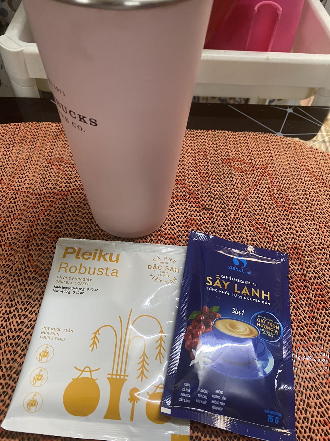 Cafe hoà tan ngon nhất từng uống, vị nhẹ thanh , không bị quá ngọt hay ám mùi hoá chất như các loại cafe gói khác. Thường kết hợp 2 loại này uống chung , uống đá thì pha 2 gói 1 lần. Rất ngon , đúng chuẩn cafe như ngoài tiệm nha