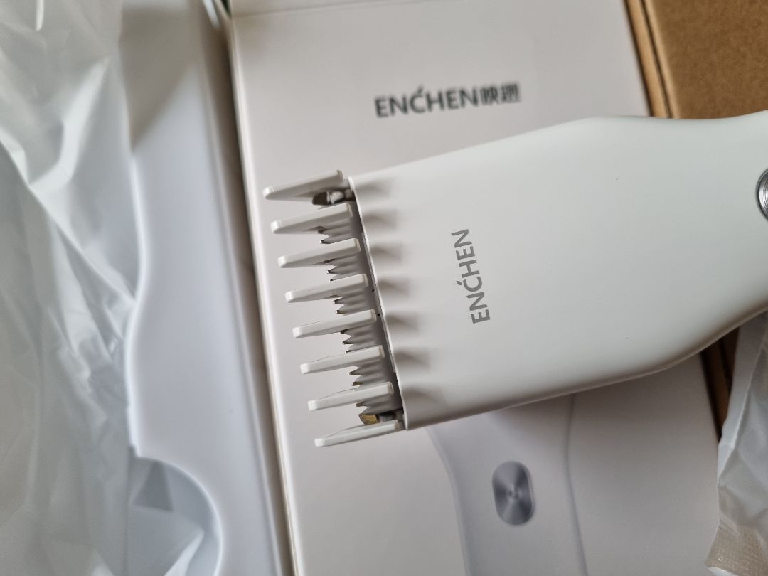 Đã nhận và *** hàng! 
Hàng giao nhanh hơn dự kiến 2 ngày. 
Tông đơ vận hành chuẩn.
Sản phẩm thiết kế, hoàn thiện cao cấp hơn mức giá bán ra.
Độ bền thì cần thời gian mới trả lời được.
Cổng sạc usb-c quả là hợp thời và tiện dụng.
Hàng đóng gói rất kỹ, nguyên sealed 2 hộp.
Hài lòng!