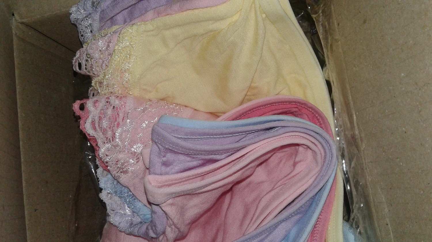 Sản phẩm y như hình nha mọi người, không dày không mỏng, mặc cảm giác không nóng, mặc nhẹ, mình mặc thấy ok nên là mua 2 lần rồi ạ. 
2 đơn hàng có 1 cái đường may bị lỗi, mình may lại được nên cũng không sao hihi
Có hình mọi người tham khảo nhé: