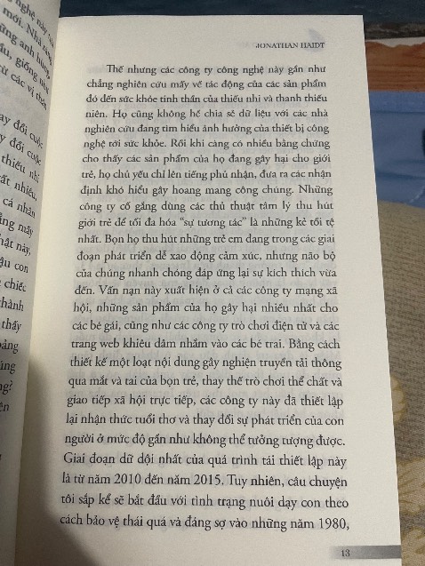 Một cuốn sách quá hay về tâm lý xã hội. Nội dung cuốn sách nói về chứng xao nhãng, mất tập trung ở trẻ em khi tiếp xúc quá sớm với thiết bị thông minh.
Cách các nhà sáng lập công ty công nghệ thu hút sự chú ý của các em, khiến các em nghiện thiết bị nhiều hơn.
Một cảnh báo rất quan trọng!