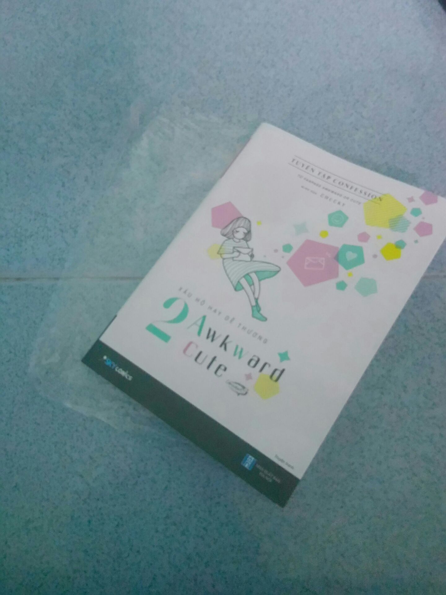 Lúc đầu mua tập 3 trước vì rẻ hơn ,xong tới bữa sale còn 80k nên hốt lun . Ta nói dân ngôn tình ai cũng nên sắm 1 cuốn về để mà ăn cơm chó lâu dài , tranh đẹp ,truyê Lúc đầu mua tập 3 trước vì rẻ hơn ,xong tới bữa sale còn 80k nên hốt lun . Ta nói dân ngôn tình ai cũng nên sắm 1 cuốn về để mà ăn cơm chó lâu dài , tranh đẹp ,truyê