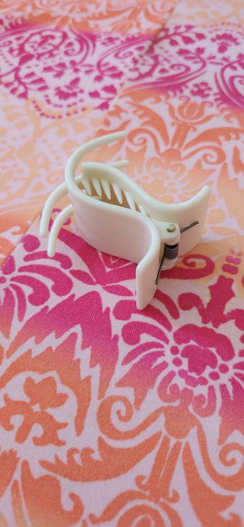 Màu sắc không giống ảnh mẫu. Kẹp mỏng và yếu. Tuy nhiên với giá tiền này (trung bình 6k/cái) thì có lẽ chất lượng chỉ thế thôi Màu sắc không giống ảnh mẫu. Kẹp mỏng và yếu. Tuy nhiên với giá tiền này (trung bình 6k/cái) thì có lẽ chất lượng chỉ thế thôi