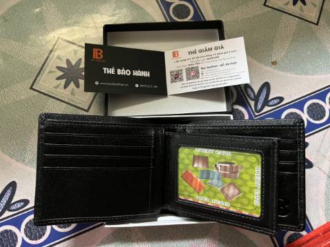 Ngoại quan: Sản phẩm có ngoại quan tương đối giống với mô tả, có thẻ bảo hành 1 năm và thẻ giảm giá 10% cho lần mua hàng sau nhưng phải đánh giá cho shop 5 sao và chỉ có giá trị sử dụng trong vòng 30 ngày, 1 sự giảm giá có điều kiện.
Xuất xứ: Thương hiệu BỤI LEATHER của Việt Nam.
Sản xuất: Tại Việt Nam.
Chất lượng: Bóp được làm bằng da (tôi chỉ biết bằng da chứ không biết có phải da thật hay da PU), bóp màu đen da sần; có 2 ngăn đựng tiền lớn và 1 ngăn khóa kéo lớn; có 14 ngăn phụ chứa thẻ ngân hành, CCCD, bằng lái, cavet,... Tuy nhiên, tôi cảm thấy không hài lòng về chất lượng sản phẩm như hình, phần da chỗ ngăn phụ bị 1 vệt trầy tróc da. Điều quan trọng là đã làm giảm đi sự trải nghiệm mua hàng và sản phẩm của tôi.
Đóng gói: Sản phẩm được đóng gói tốt. 
Thời gian giao hàng: Đặt hàng vào lúc 12:42 ngày 14/12/2021 đến 08:12 ngày 18/12/2021 sản phẩm đã được giao đến. Thời gian giao hàng có thể chấp nhận được.
Thái độ nhân viên giao hàng: Ổn, chịu hợp tác với tôi trong việc giao hàng. 
Giá sản phẩm: Mua hàng canh lúc sales nên mua với giá 199k, miễn phí ship. 
Tổng quan: Sản phẩm phù hợp với những ai muốn sử dụng sản phẩm với một giá tiền và chất lượng sản phẩm bình dân. Bên cạnh đó, thời gian và dịch vụ giao hàng ổn. Tuy nhiên, chất lượng sản phẩm được giao không được hoàn thiện, mn nên check hàng kỹ khi nhận hàng, tránh mất thời gian phải đổi hàng. Cảm ơn mọi người đã đọc.