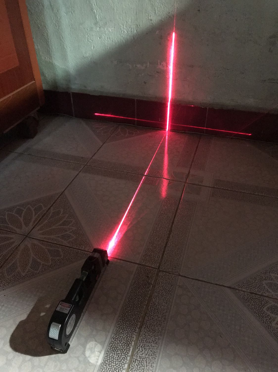 Đóng gói ok giao hàng khá nhanh. Hàng phù hợp với mức giá bình dân. Tia lazer sáng tương đối trong khu vực tối. Ngoài trời thì ko rõ khi để cự li xa. Có 3 viên pin dự phòng