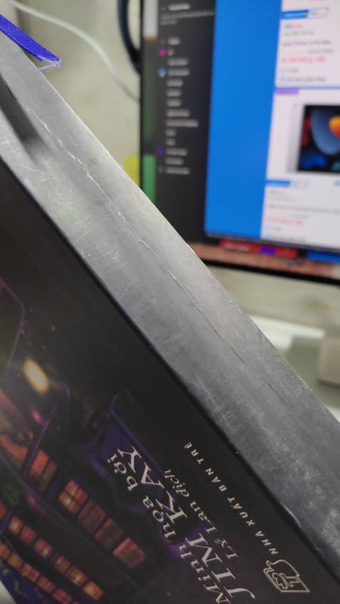 Sách bị cũ, bụi mù, móp méo, cong nhăn góc. May sách còn lớp nilon bảo vệ, nhưng phần đáy hở nilon thì sách trầy xước quá trời. Thất vọng khi shop giao cho khách sản phẩm không tốt. 😡