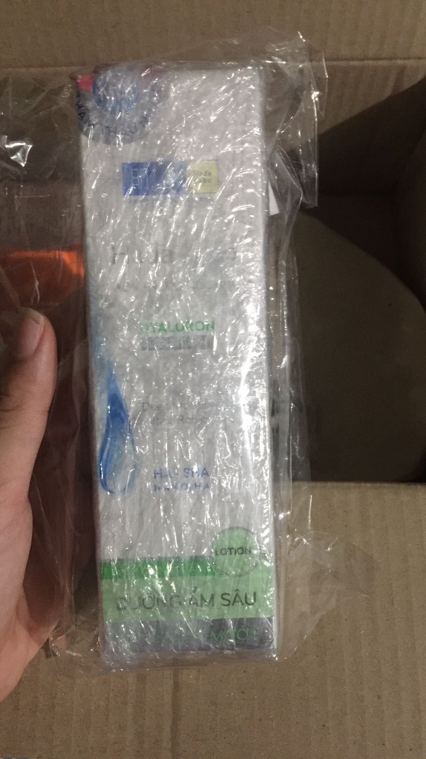 Thấy mấy bạn nói giao hàng hộp bị cũ mình cũng lo , mà may quá hàng của mình gói kĩ lắm, vỏ còn mới tinh, chai cũng còn nguyên nha, cảm ơn shop, tiki giao hàng trong 24h quá ưng. Mình xài chai này là chai thứ2 rồi, ok dưỡng da tốt, mb nhơ smua đúng loại cho da mặt của mình để hiệu quá nhất nha