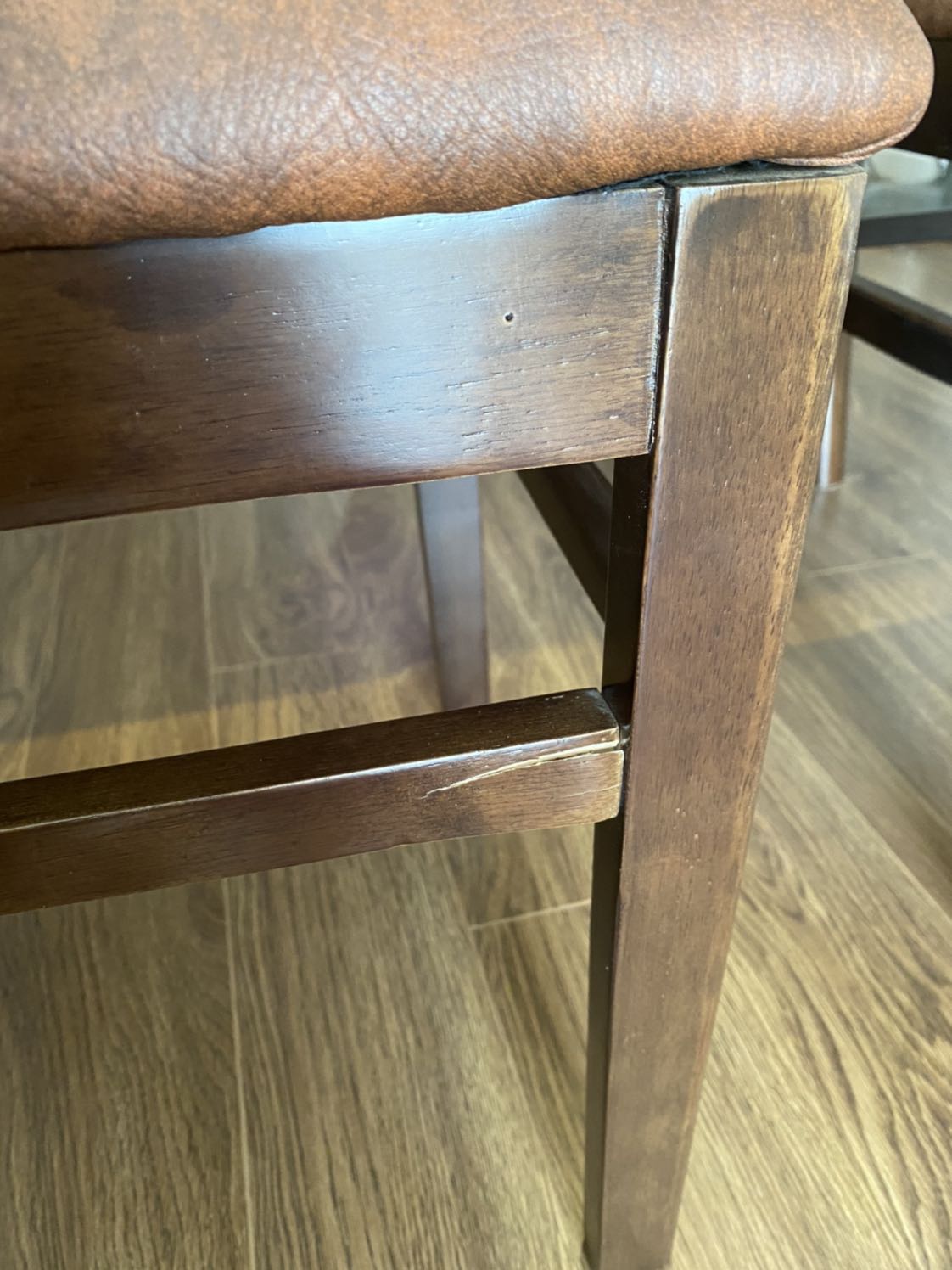 Cơ bản hài lòng.
Rất tiếc là có 1 ghế bị lỗi, nứt thanh ngang làm giảm độ chắc của ghế.
Mong Tiki và bên bán hàng xem xét đổi sản phẩm cho tôi.
Xin cảm ơn!