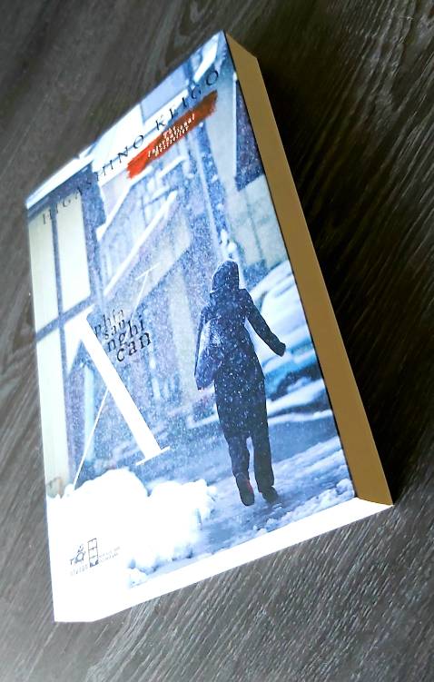 "VIỆC NGHĨ RA MỘT BÀI TOÁN VÔ CÙNG KHÓ VÀ VIỆC GIẢI BÀI TOÁN ĐÓ, VIỆC NÀO KHÓ HƠN?" Khi nhấn chuông cửa nhà nghi can chính của một vụ án mới, điều tra viên Kusanagi không biết rằng anh sắp phải đương đầu với một thiên tài ẩn dật. Kusanagi càng không thể ngờ, chỉ một câu nói vô thưởng vô phạt của anh đã kéo người bạn thân, Manabu Yukawa, một phó giáo sư vật lý tài năng, vào vụ án. Và điều làm sững sờ nhất, đó là vụ án kia chẳng qua cũng chỉ như một bài toán cấp ba đơn giản, tuy nhiên ẩn số X khi được phơi bày ra lại không đem đến hạnh phúc cho bất cứ ai... Với một giọng văn tỉnh táo và dung dị, Higashino Keigo đã đem đến cho độc giả hơn cả một cuốn tiểu thuyết trinh thám. Mô tả tội ác không phải điều hấp dẫn nhất ở đây, mà còn là những giằng xé nội tâm thầm kín, những nhân vật bình dị, và sự quan tâm sâu xa tới con người. Tác phẩm đã đem lại cho Higashino Keigo Giải Naoki lần thứ 134, một giải thưởng văn học lâu đời sánh ngang giải Akutagawa tại Nhật Bản.