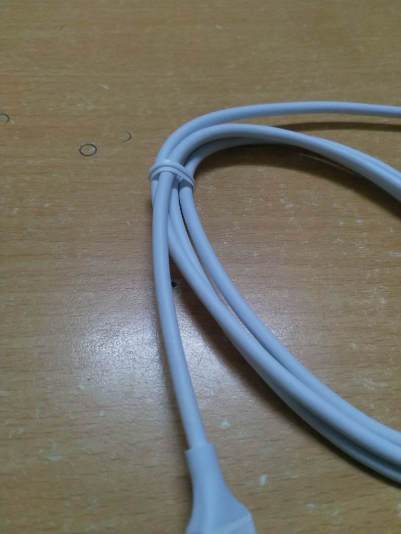 Chất liệu vỏ gần giống với cáp zin theo iPhone. Cứng cáp, để xem dùng được bao lâu đến khi chip/ chân bị cháy.