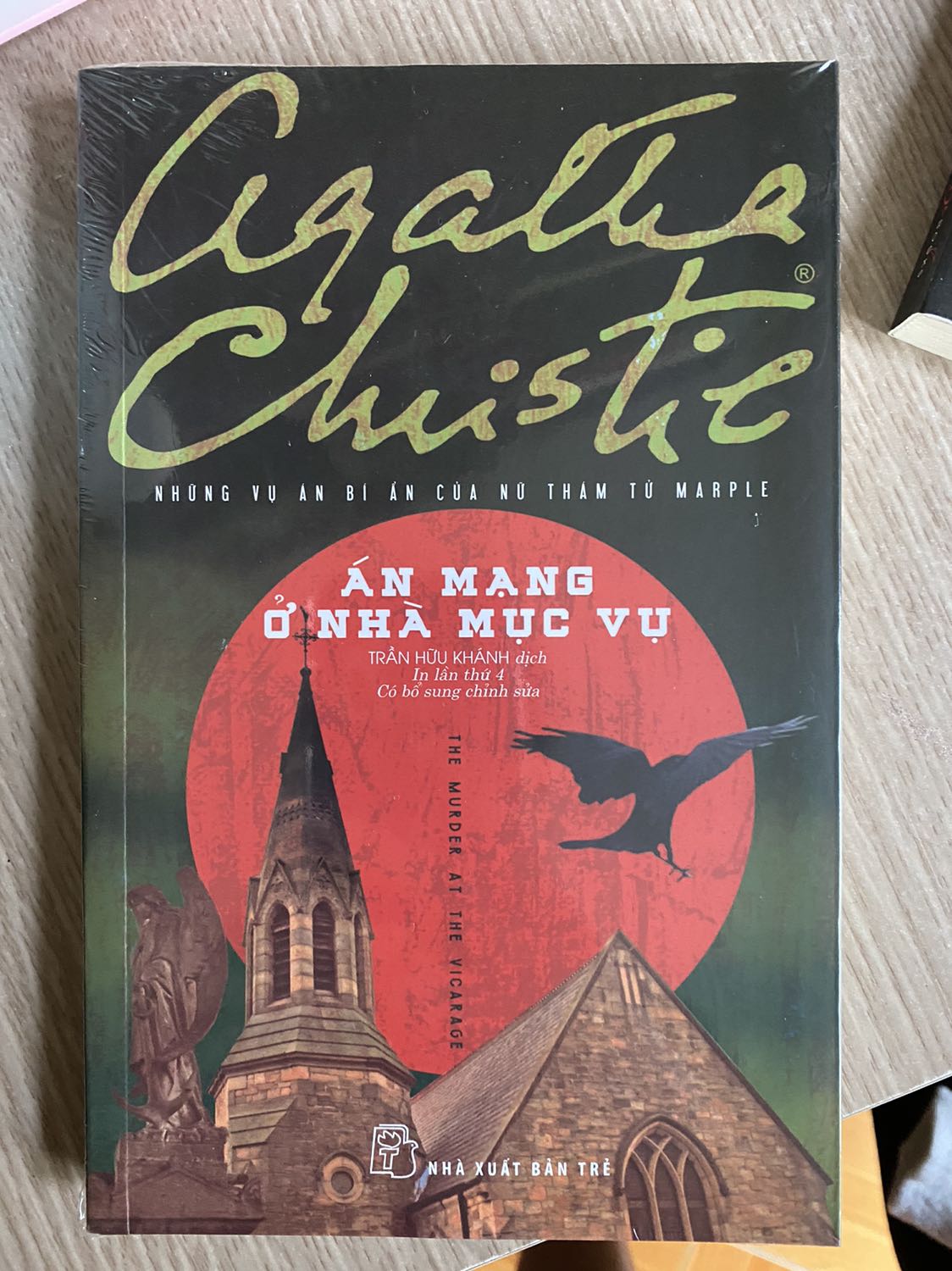 - Sách còn nguyên bọc bên ngoài nên không lo bị rách giấy hay bị gãy gáy.