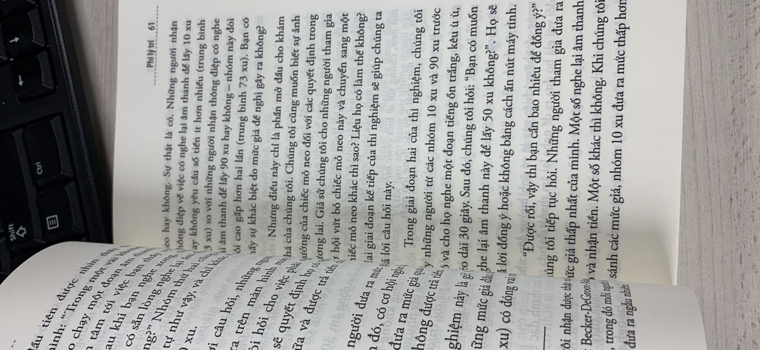 Tiki giao hàng đúng thời gian, đóng gói cẩn thận, giấy xịn. Nhìn chung chất lượng sách tốt. Về phần nội dung: tác giả chỉ ra các hành vi phi lý trí của con người, thông qua các cuộc thí nghiệm, khảo sát và đánh giá.
Bản thân mình thấy sách rất hay, đúng với thực tế. Có một số trường hợp mình thử với đồng đồng và thấy rất đúng, bởi gì sách viết rất thực tế nên đọc thấy thú vị và cuốn hút. Bởi vì một số hành vi phi lý trí của con người nên trở thành miếng mồi ngon cho các nhà kinh doanh, buôn bán. Đọc sách xong mình vẫn nghiền ngẫm và đôi khi bắt gặp nó ở ngoài thực tế luôn