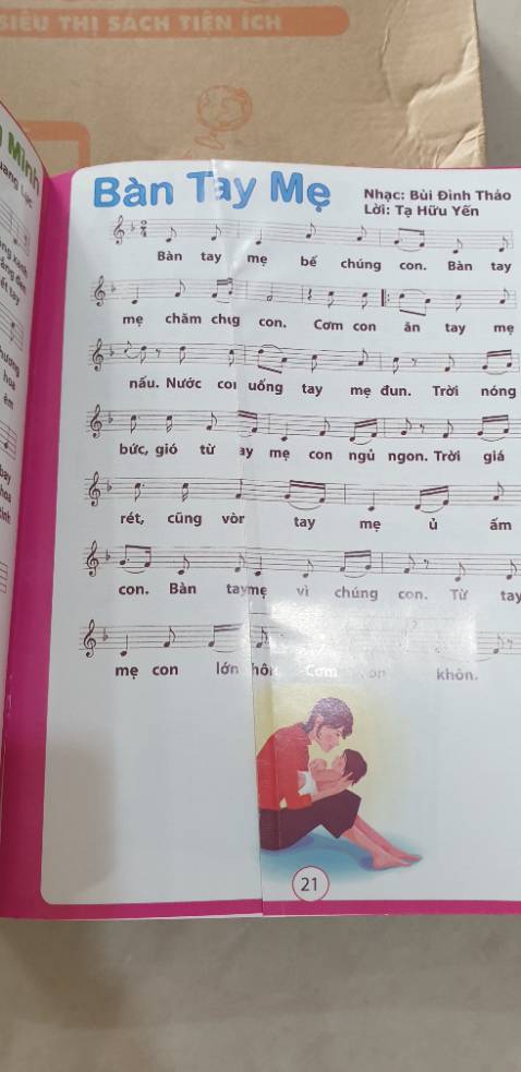 Sách bao gồm nhiều bài hát thiếu nhi hay. Sách đóng gáy bị lỗi, không thẳng, lệch mép. Một số trang thậm chí không được cắt hết.